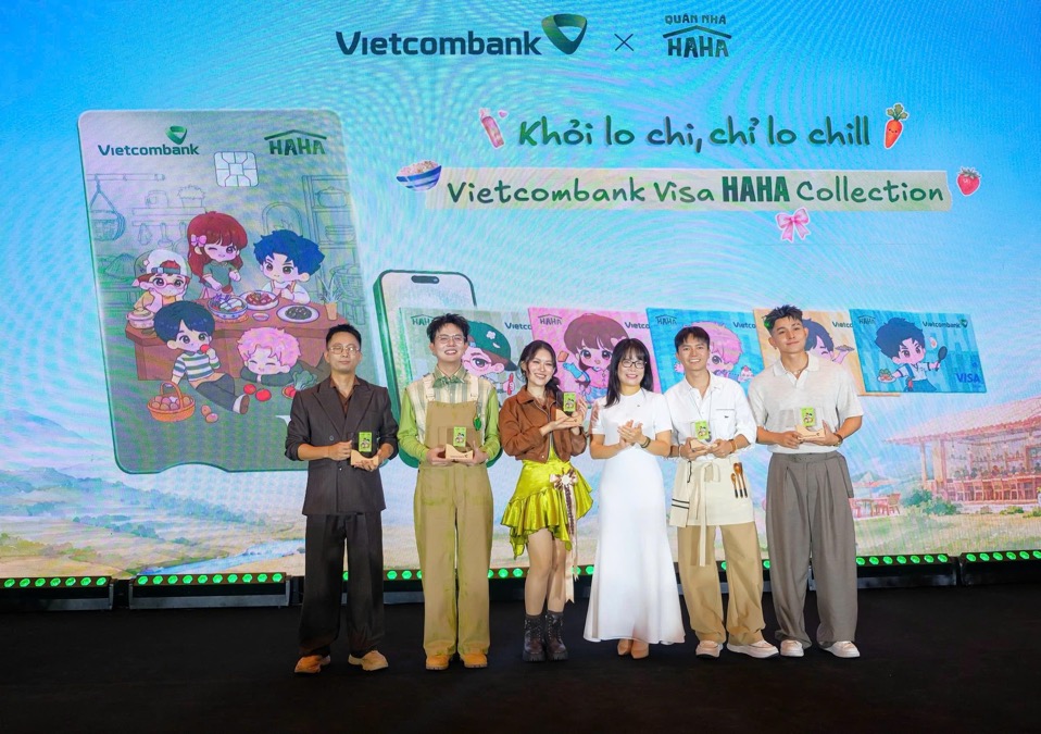Bà Đoàn Hồng Nhung - Giám đốc Khối Bán lẻ Vietcombank (thứ 3 từ phải sang) đại diện ngân hàng tặng quà là 01 kỉ niệm chương tái hiện thiết kế thẻ vật lí Vietcombank Visa Haha Collection cho dàn nghệ sĩ Quán Nhà Haha tại họp báo