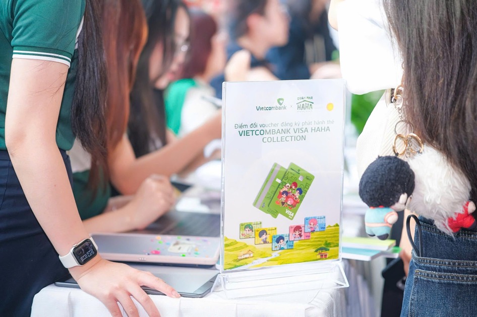 Bàn giới thiệu bộ sưu tập thẻ ghi nợ quốc tế Vietcombank Visa Haha Collection tại không gian trải nghiệm của Vietcombank ở buổi họp báo
