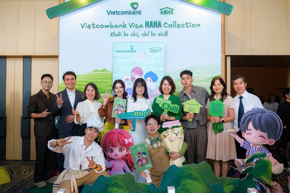 Dàn nghệ sĩ Quán Nhà Haha chụp ảnh lưu niệm cùng đại diện Vietcombank tại sự kiện